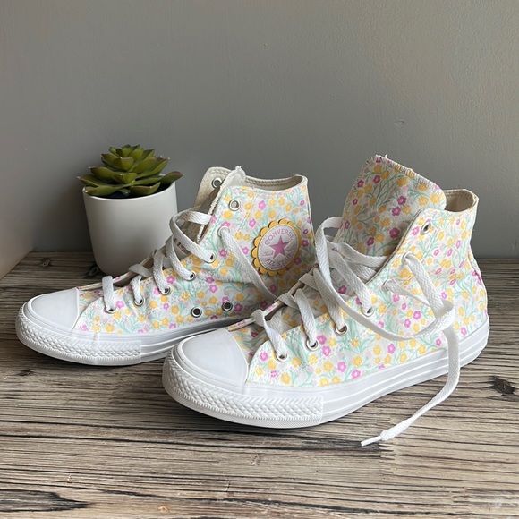 Converse Shoes - Converse high top sneakers size 5 like new